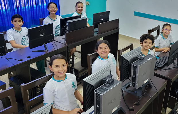 Galeria Foto H 2 taller de computo en escuela primaria yucatan
